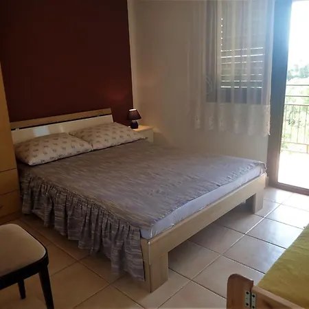 Apartman With Parking Space - Paklenica - 25358